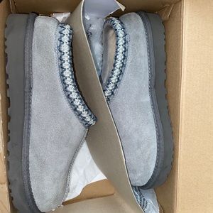 gorgeous gray Tasman ugg slides. great condition worn once. Comes with box